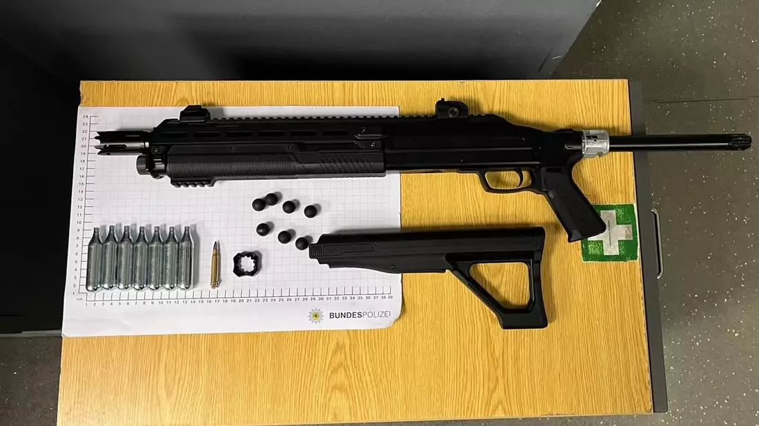 BPOL NRW: Verdächtiger Gegenstand im Zug: Bundespolizei beschlagnahmt Langwaffe - Bild: presseportal.de