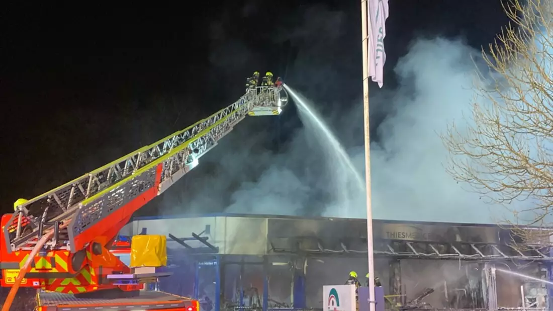 FW-PI: Pinneberg: Abschlussmeldung: Großfeuer in Sanitätshaus nach 7 Stunden gelöscht - Bild: presseportal.de