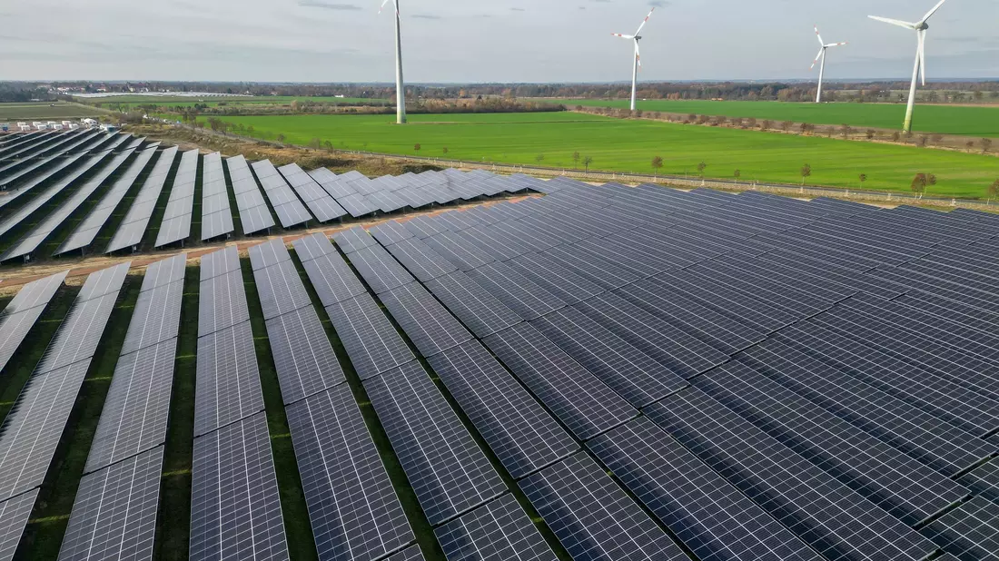 Windräder direkt neben Solaranlagen - es geht aufwärts bei der installierten Leistung der Erneuerbaren. (Archivbild) - Bild: Jan Woitas/dpa