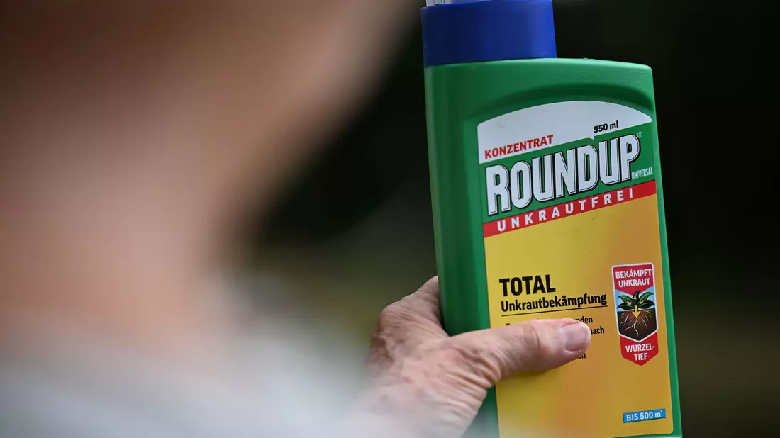 Eine Flasche des Unkrautvernichters Roundup mit dem Wirkstoff Glyphosat. (Archivbild) - Bild: Wolf von Dewitz/dpa