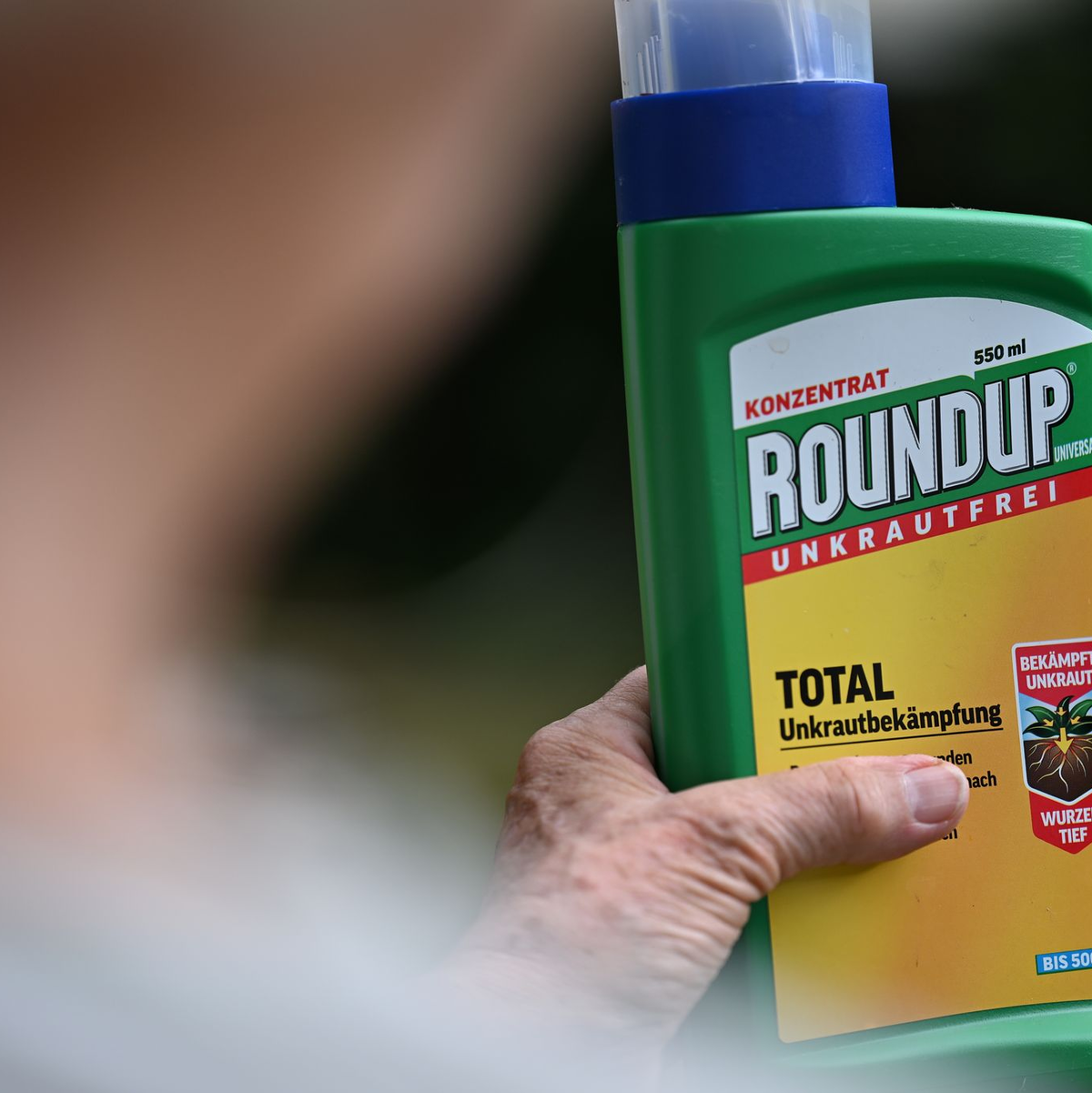 Eine Flasche des Unkrautvernichters Roundup mit dem Wirkstoff Glyphosat. (Archivbild) - Foto: Wolf von Dewitz/dpa