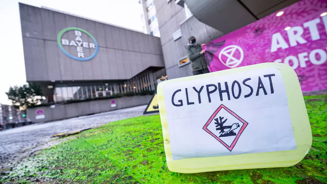 Ein Plastikcontainer mit der Aufschrift Glyphosat bei einer Protestaktion vor dem Eingang des Chemiekonzerns Bayer. (Archivbild) - Bild: Fabian Sommer/dpa