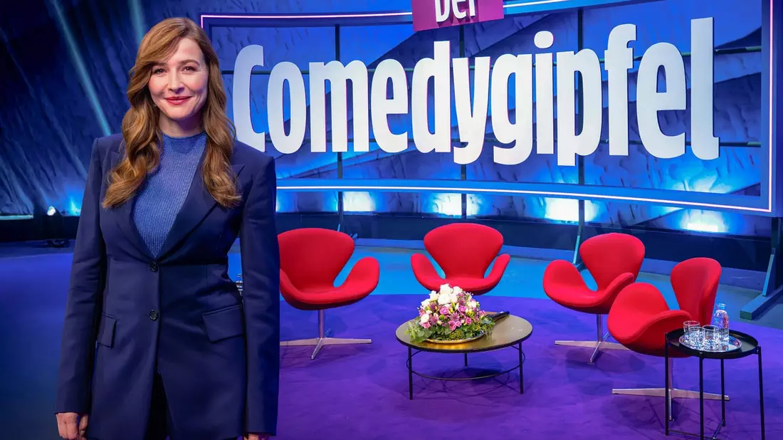 Katrin Bauerfeind begrüßt Angela Merkel, Günther Jauch und Christoph Maria Herbst bei Der Comedygipfel - Das Jahr 2025 - Bild: presseportal.de