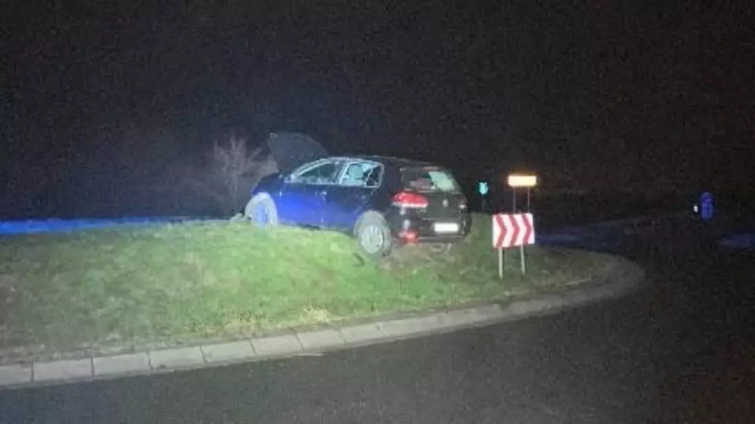 POL-CUX: Drei verletzte Personen nach Verkehrsunfall in Hagen im Bremischen ++++ Rentner fährt frontal in Kreisel (Foto) - Bild: presseportal.de