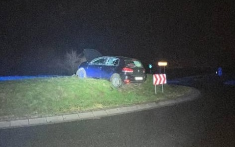 POL-CUX: Drei verletzte Personen nach Verkehrsunfall in Hagen im Bremischen ++++ Rentner fährt frontal in Kreisel (Foto) - Foto: presseportal.de