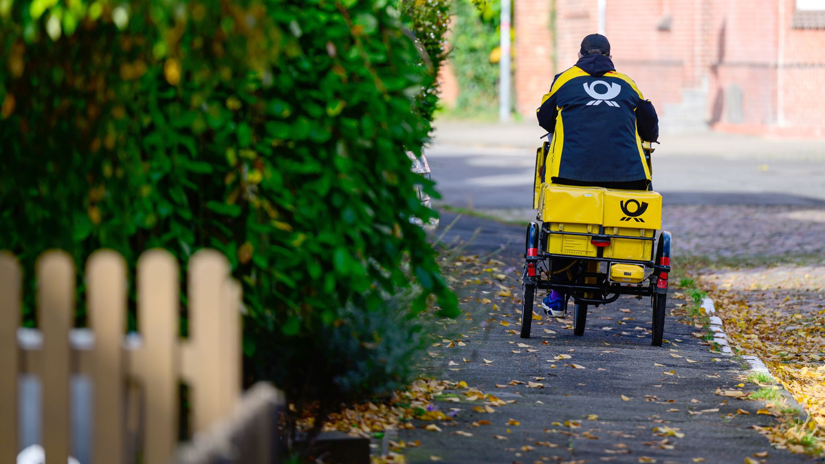 Ein Briefträger bei der Arbeit. - Foto: Philipp Schulze/dpa