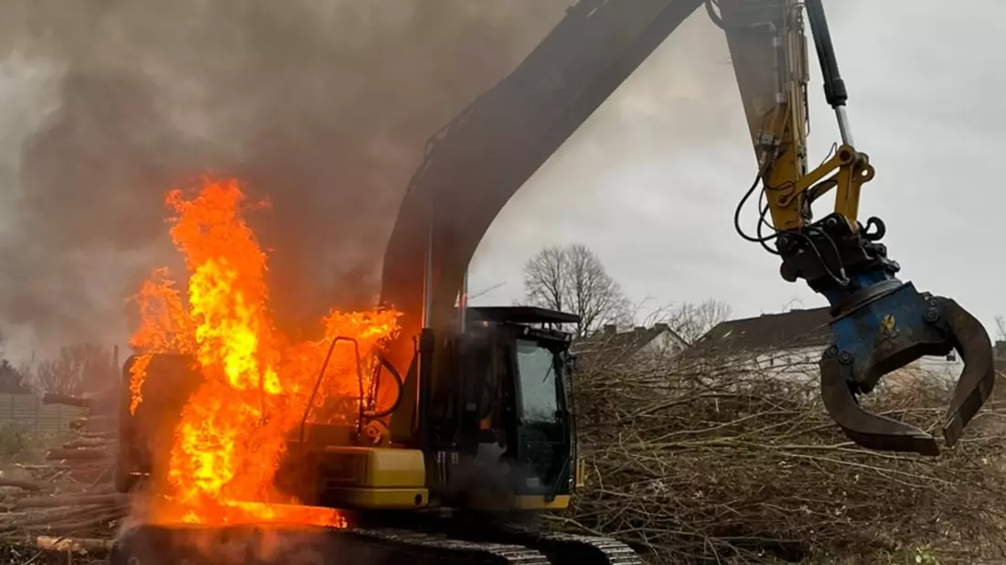FW Bremerhaven: Bagger im Vollbrand gelöscht - Bild: presseportal.de