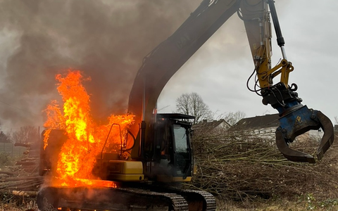 FW Bremerhaven: Bagger im Vollbrand gelöscht - Foto: presseportal.de