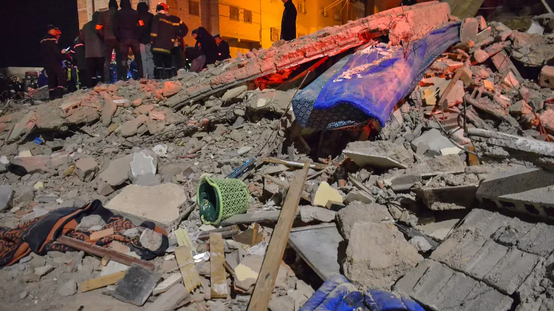 In dem eingestürzten Haus wohnten nach staatlichen Angaben acht Familien.  - Bild: Ahmed Alaoui Mrani/AP/dpa