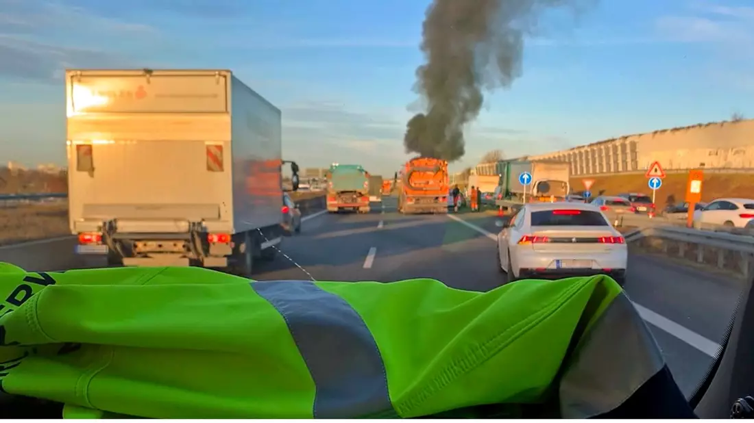 FW-M: Pkw-Brand auf Autobahnring (Obermenzing) - Bild: presseportal.de