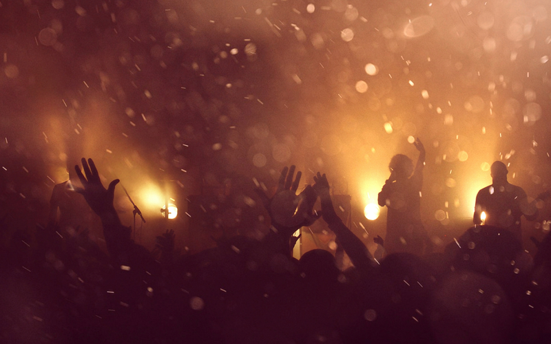 Ausgelassene Stimmung im Publikum: Fans feiern gemeinsam vor der hell erleuchteten Bühne. - Foto: THN