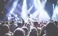 Gebannte Blicke Richtung Bühne: Im kühlen Blau der Strahler verfolgt das dicht gedrängte Publikum den Auftritt der Live-Band. - Foto: THN