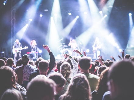 Gebannte Blicke Richtung Bühne: Im kühlen Blau der Strahler verfolgt das dicht gedrängte Publikum den Auftritt der Live-Band. - Foto: THN