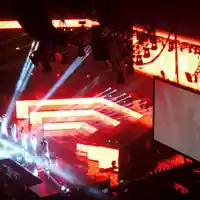 Spektakel aus der Vogelperspektive: Rote Lichtstrahlen und eine riesige Videowand prägen die aufwendige Bühnenproduktion in der Arena. - Foto: THN