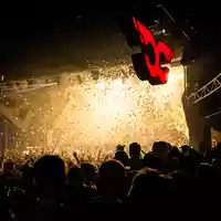 Höhepunkt der Show: Goldenes Konfetti rieselt auf die feiernde Menge herab und sorgt für einen unvergesslichen Gänsehautmoment. - Foto: THN