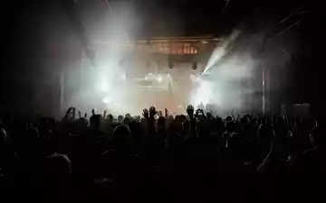 Raue Hallenakustik: In der weiten Industriekulisse durchschneiden grelle Lichtstrahlen den Raum über den Köpfen der Besucher. - Foto: THN
