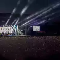Open-Air im XXL-Format: Strahlende Lichtfächer und eine große Videoleinwand begleiten den Auftritt vor tausenden Besuchern im Stadion. - Foto: THN