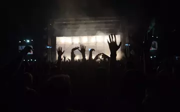 Nacht voller Energie: Vor der gleißend weißen Festivalbühne tauchen unzählige Hände aus dem Dunkel in den aufsteigenden Nebel. - Foto: THN