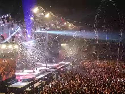 Fulminantes Finale: Konfetti und Luftschlangen regnen über die jubelnde Arena, während Scheinwerfer das Spektakel in Szene setzen. - Foto: THN