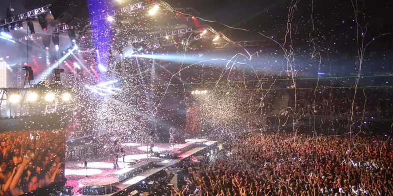 Fulminantes Finale: Konfetti und Luftschlangen regnen über die jubelnde Arena, während Scheinwerfer das Spektakel in Szene setzen. - Foto: THN