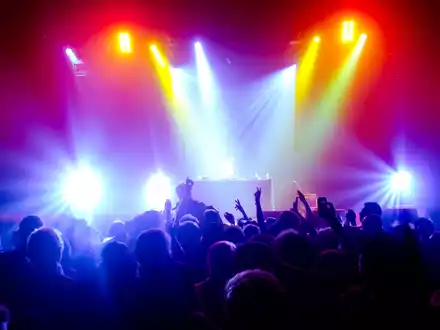 Farbenrausch auf dem Dancefloor: Hinter dem Pult treibt der DJ die Menge an, eingerahmt von einem Wirbel aus bunten Strahlen. - Foto: THN