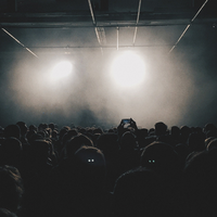 Mystische Stimmung: Zwei runde Lichtkegel durchbrechen den Nebel über der Menge und tauchen die Halle in fahles Dämmern. - Foto: THN