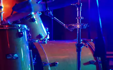 Glänzendes Detail am Drumset: Trommeln und Becken schimmern im kühlen Blau, bereit für den nächsten kraftvollen Beat. - Foto: THN