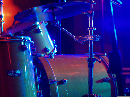 Glänzendes Detail am Drumset: Trommeln und Becken schimmern im kühlen Blau, bereit für den nächsten kraftvollen Beat. - Foto: THN