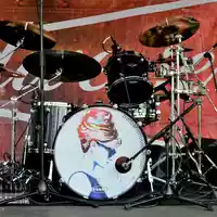 Blickfang vor dem Auftritt: Das Drumset trägt auf der Bassdrum ein kunstvoll gestaltetes Frauenmotiv und glänzt im Tageslicht. - Foto: THN