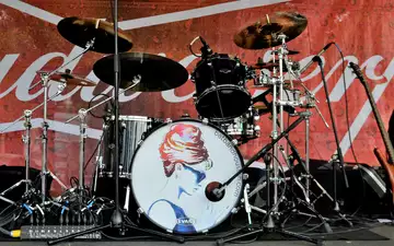 Blickfang vor dem Auftritt: Das Drumset trägt auf der Bassdrum ein kunstvoll gestaltetes Frauenmotiv und glänzt im Tageslicht. - Foto: THN