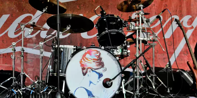 Blickfang vor dem Auftritt: Das Drumset trägt auf der Bassdrum ein kunstvoll gestaltetes Frauenmotiv und glänzt im Tageslicht. - Foto: THN