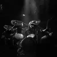 Treibende Kraft im Hintergrund: Hinter dem mächtigen Drumset hält der Schlagzeuger im schmalen Lichtstrahl den Beat am Laufen. - Foto: THN