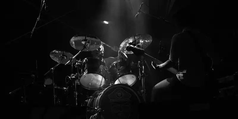 Treibende Kraft im Hintergrund: Hinter dem mächtigen Drumset hält der Schlagzeuger im schmalen Lichtstrahl den Beat am Laufen. - Foto: THN