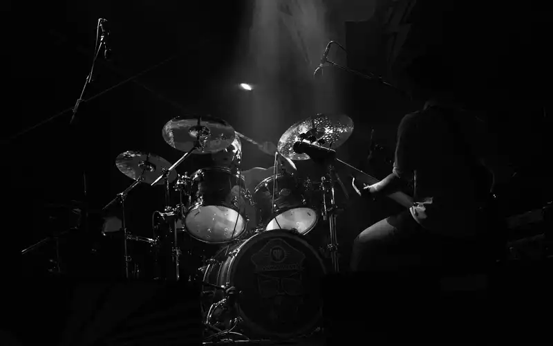 Treibende Kraft im Hintergrund: Hinter dem mächtigen Drumset hält der Schlagzeuger im schmalen Lichtstrahl den Beat am Laufen. - Foto: THN