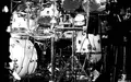 Imposantes Arsenal: Ein opulentes Drumset mit zahlreichen Trommeln und Becken füllt in kontrastreichem Schwarzweiß das Bild. - Foto: THN