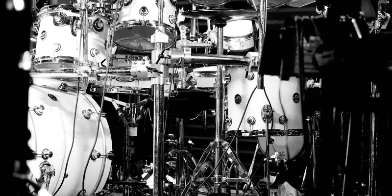Imposantes Arsenal: Ein opulentes Drumset mit zahlreichen Trommeln und Becken füllt in kontrastreichem Schwarzweiß das Bild. - Foto: THN