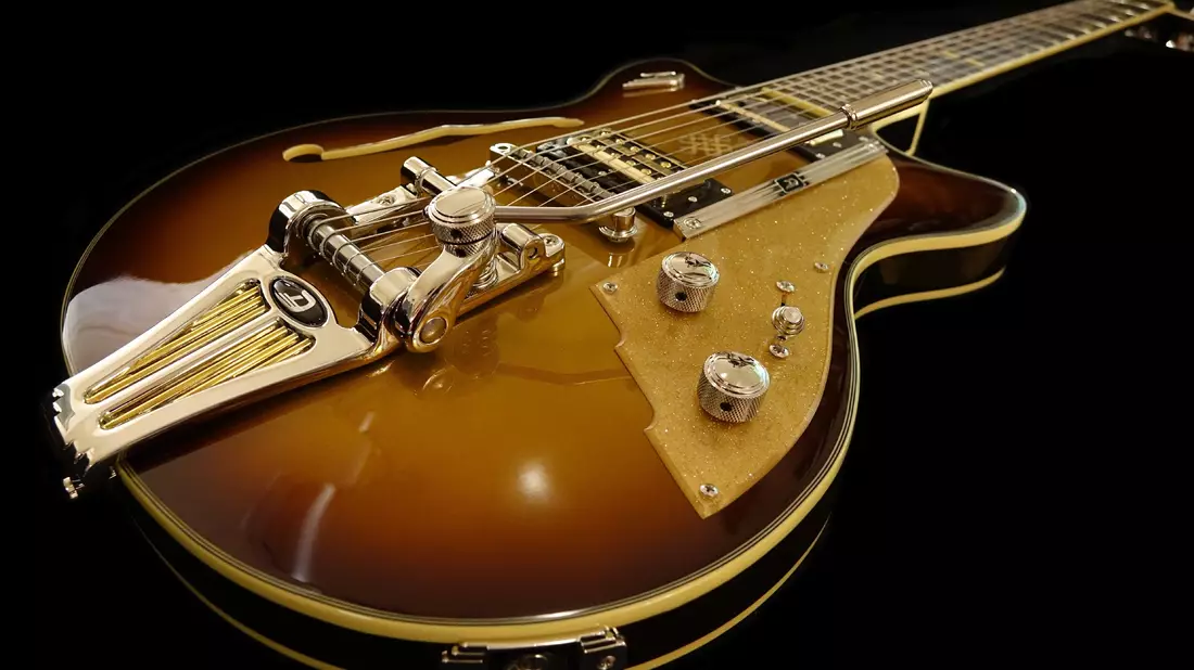 Nahaufnahme einer edlen Halbresonanz-E-Gitarre in Sunburst mit Chromdetails