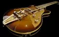 Handwerkskunst im Detail: Die glänzende Halbresonanzgitarre besticht mit Sunburst-Lackierung, Goldpickguard und Chromhardware. - Foto: THN