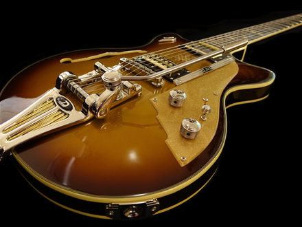 Handwerkskunst im Detail: Die glänzende Halbresonanzgitarre besticht mit Sunburst-Lackierung, Goldpickguard und Chromhardware. - Foto: THN