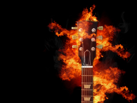 Flammendes Statement: Die Kopfplatte einer Gitarre steht lichterloh in Flammen und steht sinnbildlich für glühende Rockenergie. - Foto: THN