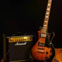 Klassisches Gespann: Eine Sunburst-Gitarre steht neben einem kompakten Combo-Verstärker und wartet auf den ersten Akkord. - Foto: THN