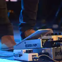 Steuerung am Boden: Der Fuß des Musikers betätigt das Volumenpedal, umgeben von einem Setup aus weiteren Effektgeräten. - Foto: THN