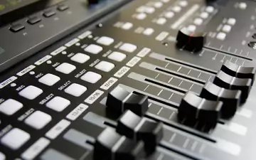 mixing-1584267_1280.jpgSchaltzentrale des Sounds: Reihen aus Fadern, Tasten und Kanalreglern eines Mischpults zeigen sich in scharfer Nahaufnahme. - Foto: THN