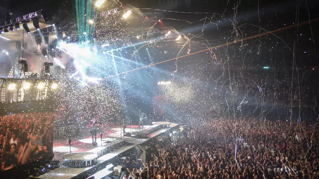 Arena-Konzert mit Laufsteg-Bühne, Konfetti, Luftschlangen und jubelnder Menge