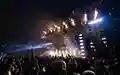 Pyrotechnik unter Sternenhimmel: Feuerfontänen lodern über der Festivalbühne, während Konfetti auf die feiernde Menge regnet. - Foto: THN