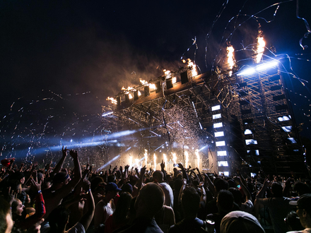Pyrotechnik unter Sternenhimmel: Feuerfontänen lodern über der Festivalbühne, während Konfetti auf die feiernde Menge regnet. - Foto: THN