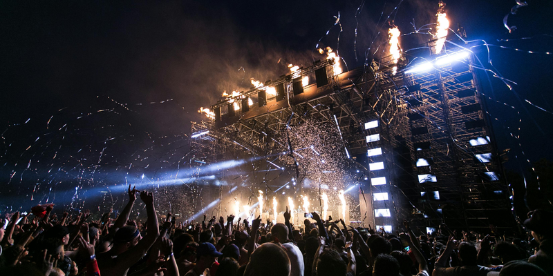 Pyrotechnik unter Sternenhimmel: Feuerfontänen lodern über der Festivalbühne, während Konfetti auf die feiernde Menge regnet. - Foto: THN