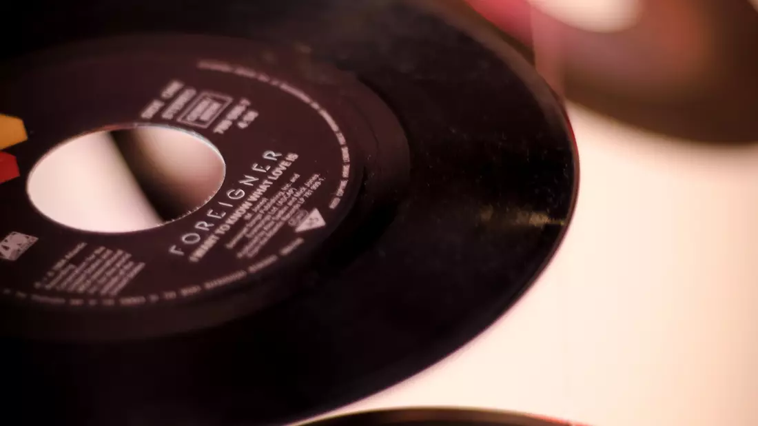 Mehrere Vinyl-Schallplatten hängen vor hellem Hintergrund als Dekoration