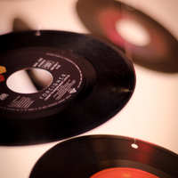 Nostalgie zum Aufhängen: Mehrere Vinyl-Singles schweben dekorativ im Raum und wecken Erinnerungen an die analoge Musikära. - Foto: THN