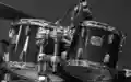Technik fürs Tonstudio: Eng mikrofoniert zeigen sich die Tom-Toms des Drumsets samt verchromter Hardware in kühlem Schwarzweiß. - Foto: THN